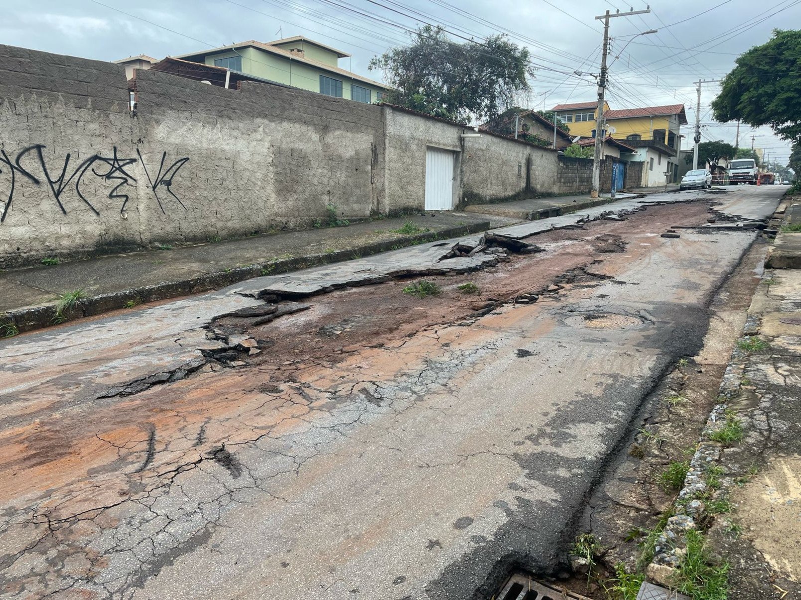 Rua Davi Fonseca após temporal-Giovanna de Souza/EM/D.A. Press