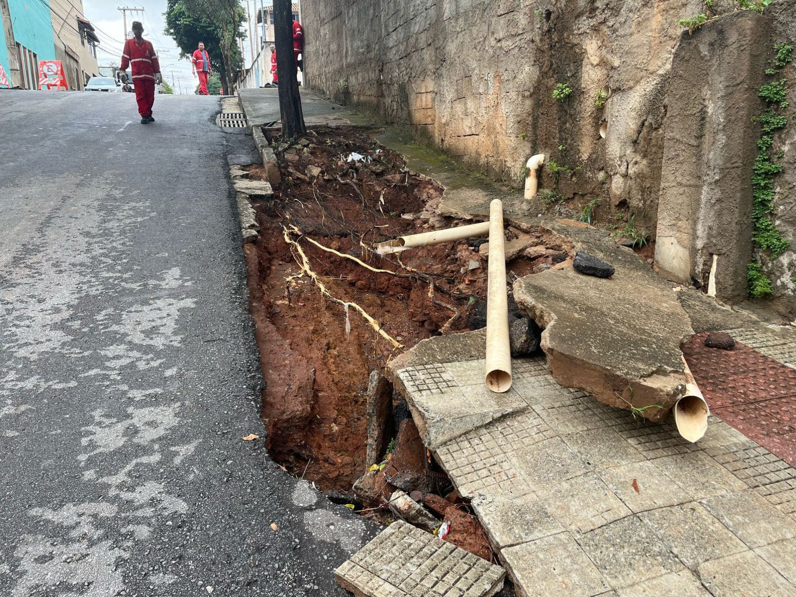 Calçada da Rua Davi Fonseca após temporal-Giovanna de Souza/EM/D.A. Press