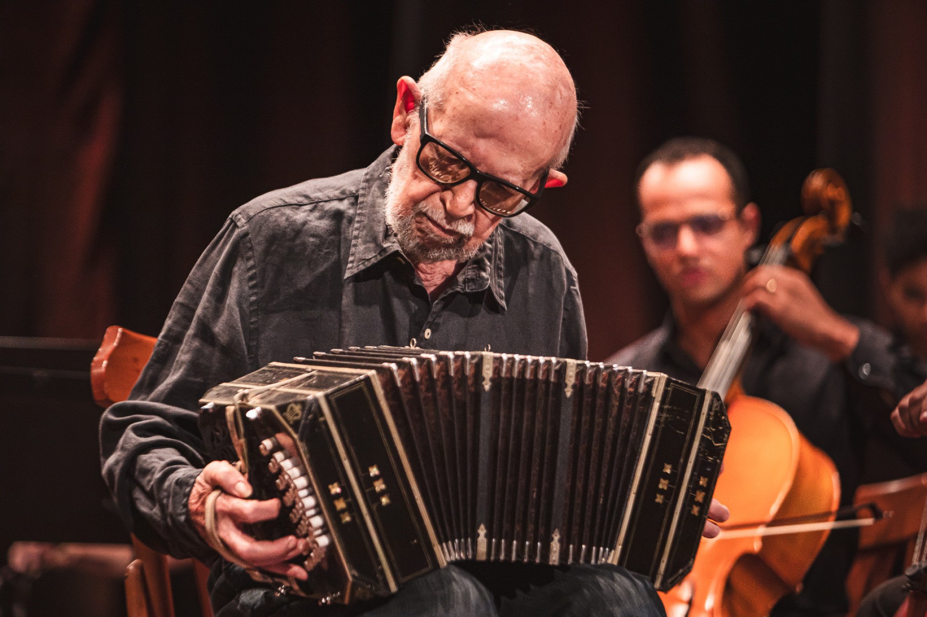 Rufo Herrera toca bandoneón no concerto em Ouro Preto. Ele criou a OOP com o pianista Ronaldo Toffolo, pai do maestro Rodrigo Toffolo Rufo Herrera toca bandoneón no concerto da Orquestra Ouro Preto