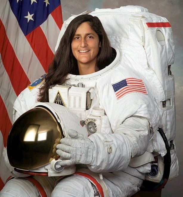 Já Suni Williams tem 59 anos e é astronauta da Nasa desde 1998. Antes de ficar 