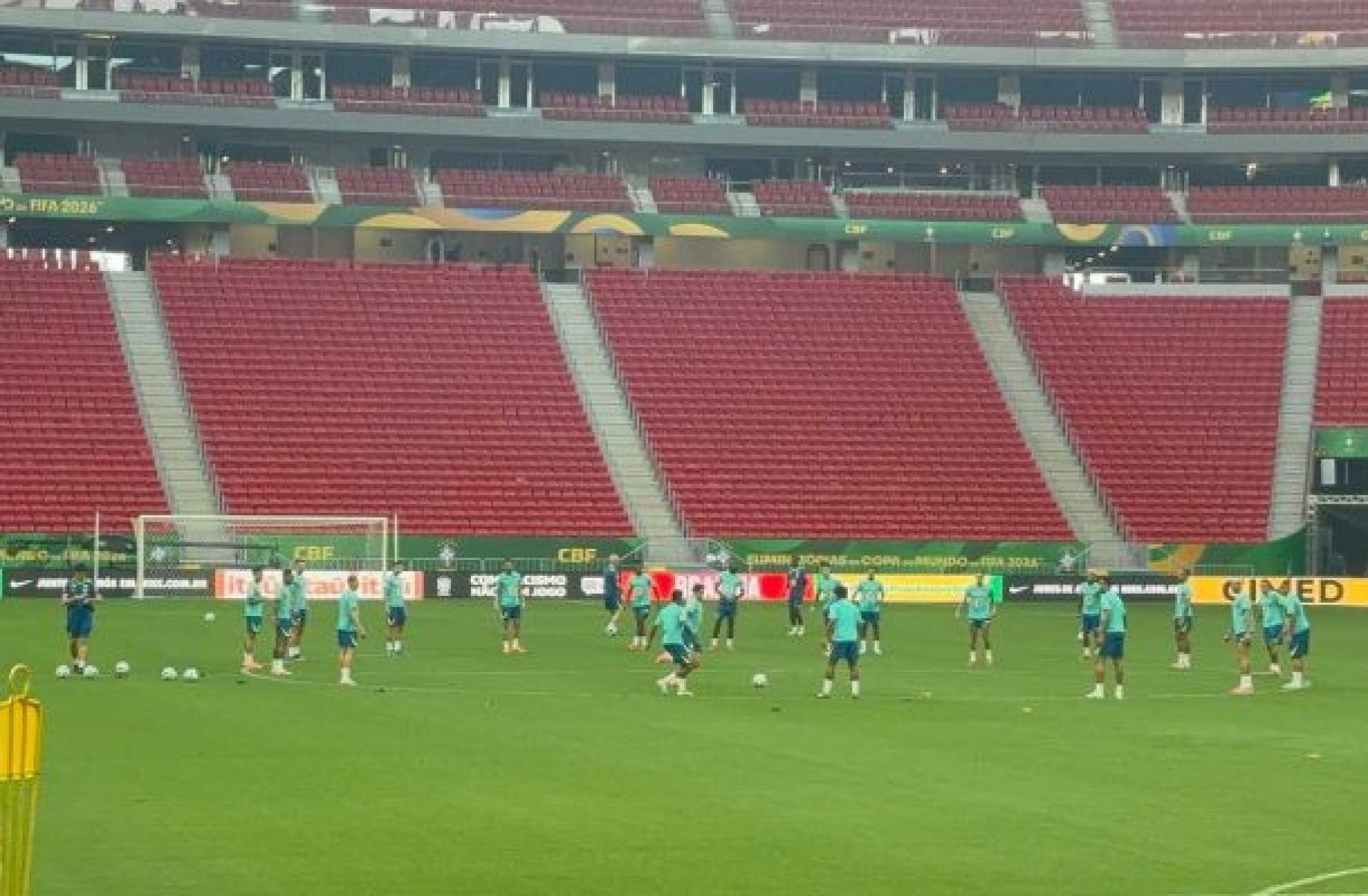Seleção treina no Mané Garrincha e tem dúvida no ataque para pegar a Colômbia