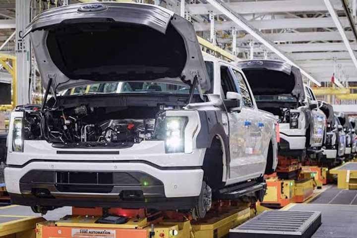 Dados da consultoria Jato, fornecedora de informações para as montadoras, indicam que os carros elétricos representaram 25% do mercado europeu no auge das vendas, em 2022, e agora estão na faixa de 12%. 


