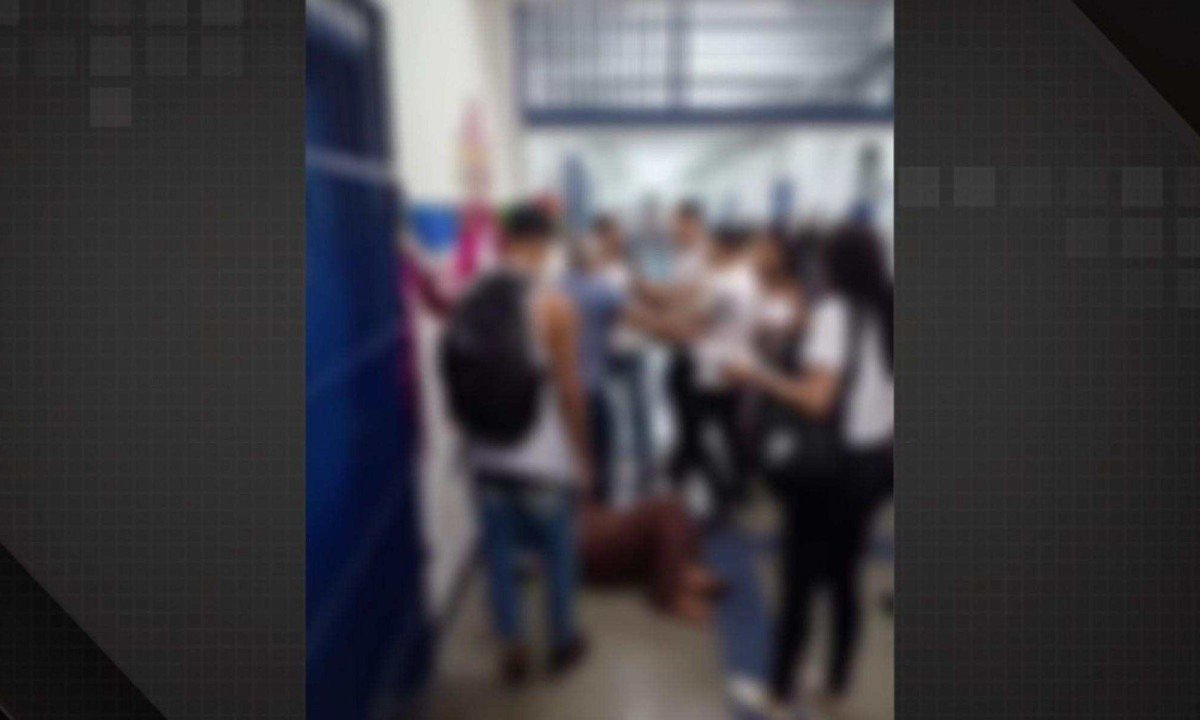 Diretora foi agredida e arrastada no chão ao tentar separar briga em escola no Rio de Janeiro -  (crédito: reprodução/redes sociais)