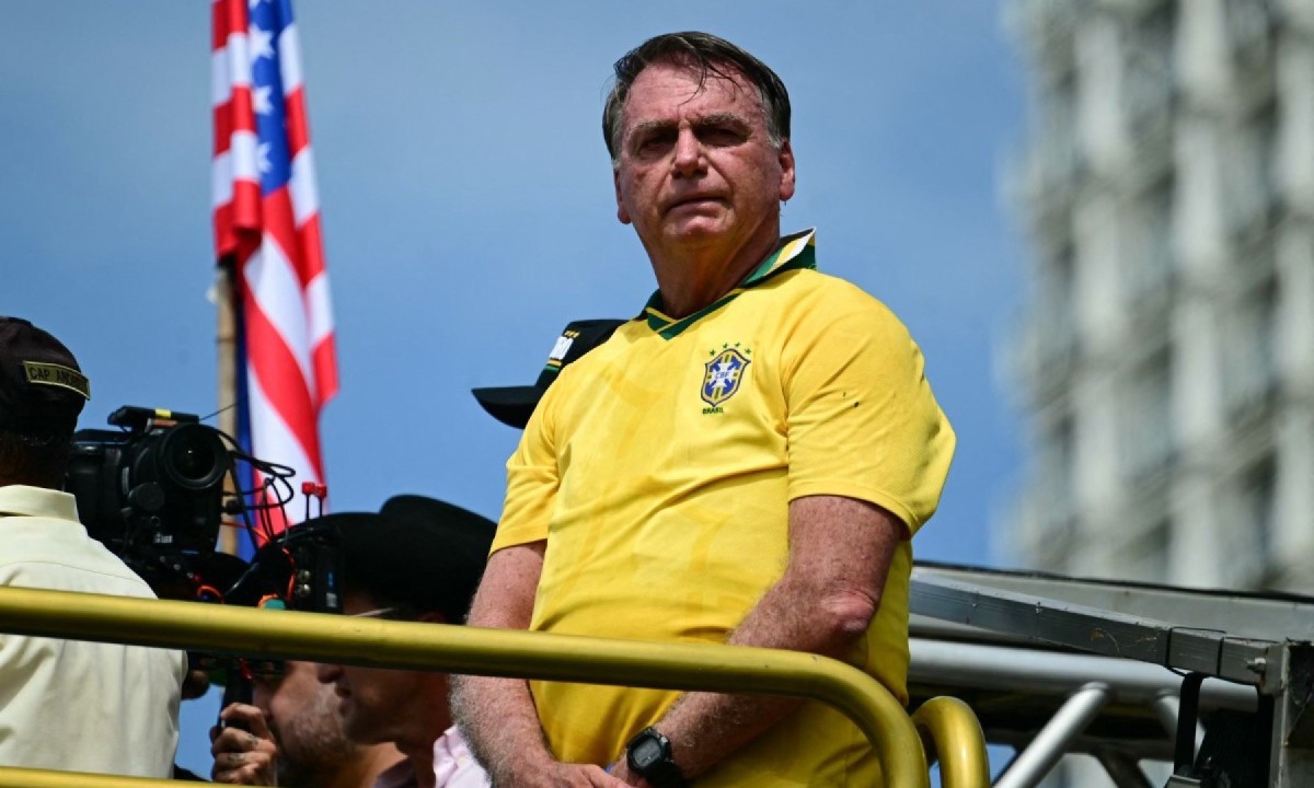Bolsonaro observa do alto do caminhão o comício no Rio de Janeiro, Brasil, em 16 de março de 2025 -  (crédito: Pablo PORCIUNCULA / AFP)