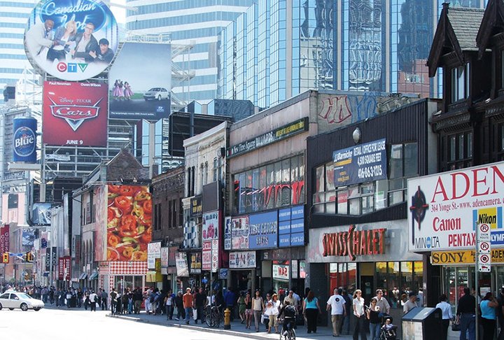 Ao contrário da Duval, a rua é mais dedicada à vida noturna, com ótimos bares, restaurantes, baladas, teatros e shoppings. É muita rica em arte e cultura, com vários letreiros em Neon. A rua fica no bairro de Church-Wellesley, um  famoso ponto de encontro da comunidade LBTQIAP +. 