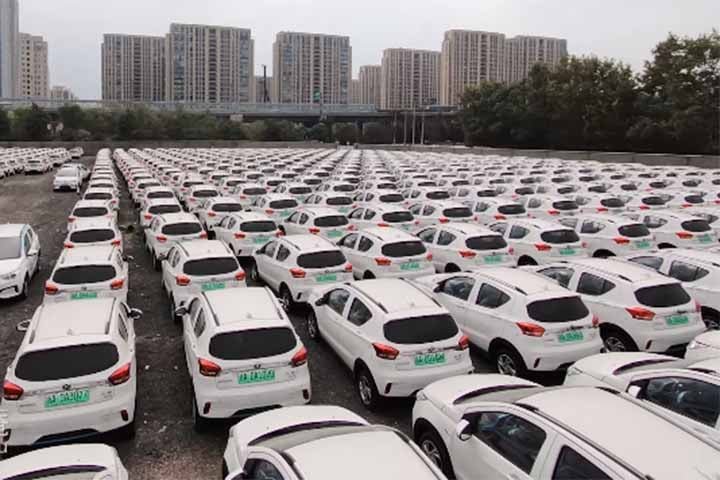 Terminais em Bruges e Antuérpia, na Bélgica, enfrentaram problemas logísticos com o excesso de carros elétricos estocados. 
