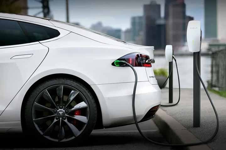 Estudos apontam que é necessário haver um carregador público para cada dez carros elétricos em circulação.
