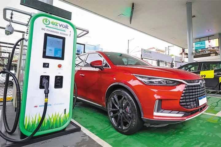 No Brasil, a infraestrutura de recarga também é um empecilho para a expansão do mercado de carros elétricos. Segundo dados da Associação Brasileira do Veículo Elétrico (ABVE), o país ultrapassou em agosto de 2024 a marca de 10 mil pontos de recarga para carros elétricos (BEV) e híbridos plug-in (PHEV). 