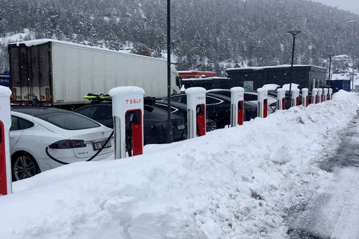 Apesar desses pontos sensíveis, há casos de países em que a eletrificação automotiva está a todo vapor. É o que acontece na Noruega, no norte europeu.

