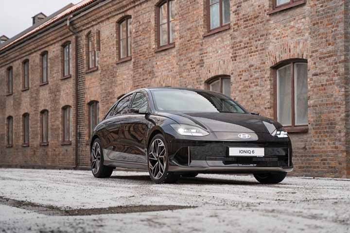 No país escandinavo, a venda de carros elétricos representou 88% do mercado automotivo em 2023 e o governo norueguês projeta proibir o comércio de veículos a combustão interna já em breve. 
