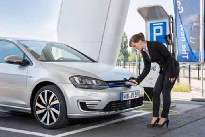 A instalaÃ§Ã£o de estaÃ§Ãµes de recarga recebeu subsÃ­dio agressivo do governo norueguÃªs, o que permitiu ao paÃ­s de quase 5,5 milhÃµes de habitantes expandir rapidamente a venda de carros elÃ©tricos.
