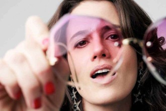 Ana Cañas relê grandes nomes da MPB em show em BH