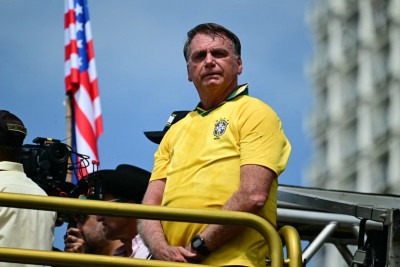  Bolsonaro observa do alto do caminhão o comício no Rio de Janeiro, Brasil, em 16 de março de 2025 -  (crédito: PABLO PORCIUNCULA/AFP)
