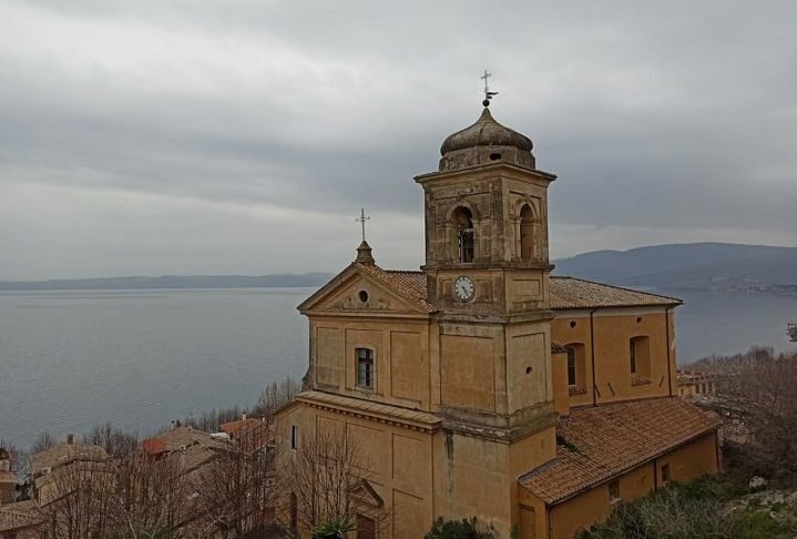 A Igreja de Santa Maria Assunta, construída no século XV sobre uma antiga estrutura românica, guarda afrescos renascentistas importantes. 