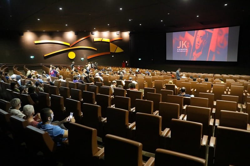Os cinemas de rua vêm fechando no Brasil devido à concorrência com grandes redes e à mudança nos hábitos do público. Muitos espaços históricos, que marcaram gerações, encerraram as atividades nas últimas décadas. Hoje, poucas salas de rua sobrevivem, geralmente em centros culturais ou projetos de preservação. - Geovana Albuquerque/ Agência Brasília