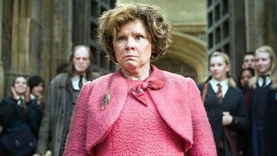 Dolores Umbridge (Imelda Staunton) – Professora de Defesa Contra as Artes das Trevas e Alta Inquisidora de Hogwarts. Cruel e manipuladora, impõe regras absurdas e se torna uma das vilãs mais odiadas da saga.