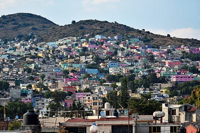 Ecatepec de Morelos (México) – 1.655.015 habitantes. Parte da área metropolitana da Cidade do México, Ecatepec é uma cidade residencial com mercados locais vibrantes. O sítio arqueológico de Teotihuacán, com as famosas Pirâmides do Sol e da Lua, está nas proximidades, atraindo turistas interessados na história pré-colombiana.