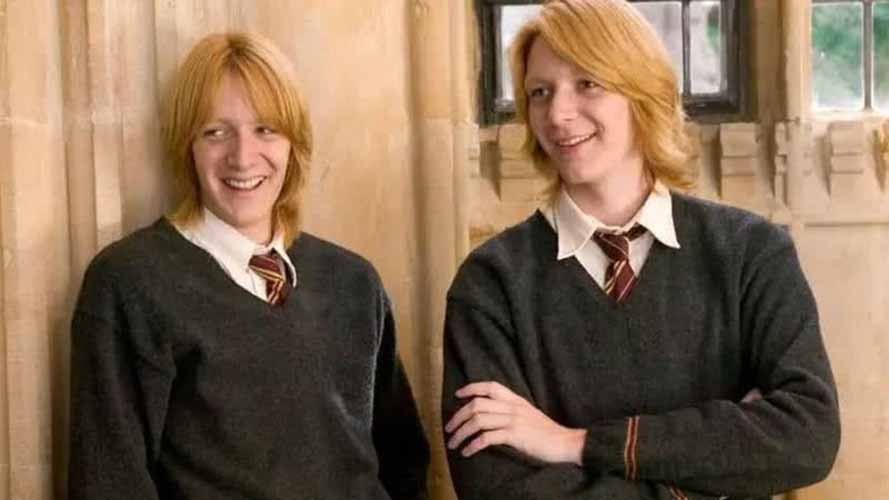 Fred Weasley (James Phelps) e George Weasley (Oliver Phelps) – Irmãos gêmeos de Ron, donos de um grande senso de humor e de uma loja de logros. Talentosos em feitiços, lutam na Ordem da Fênix contra Voldemort.