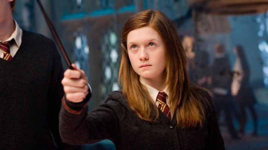 Gina Weasley (Bonnie Wright) â?? IrmÃ£ mais nova de Ron, comeÃ§a tÃ­mida, mas se torna uma bruxa poderosa. Valente e decidida, tem papel importante na resistÃªncia contra Voldemort.