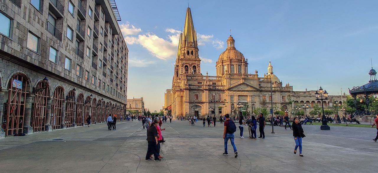 Guadalajara (México) – 1.495.182 habitantes. Conhecida como o berço do mariachi e do tequila, Guadalajara oferece rica herança cultural. O Centro Histórico possui a Catedral de Guadalajara e o Teatro Degollado. O Instituto Cultural Cabañas, patrimônio mundial da UNESCO, apresenta murais do artista José Clemente Orozco.