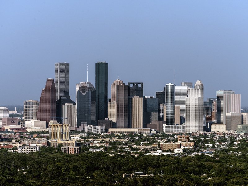Houston (Estados Unidos) – 2.100.263 habitantes. Conhecida pelo Centro Espacial da NASA, Houston é um importante polo de pesquisa aeroespacial. O Museum District abriga diversas instituições culturais, incluindo o Museu de Belas Artes. O Parque Hermann oferece espaços verdes e o Zoológico de Houston.
