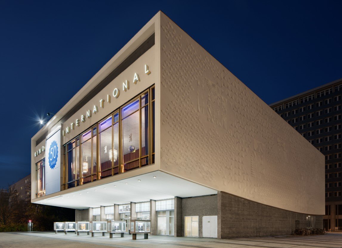 Kino International – Situado em Berlim, Alemanha, foi inaugurado em 15 de novembro de 1963. Ainda está ativo e é um ícone do cinema da antiga Alemanha Oriental, preservando sua estética da época. - Daniel Horn/Yorck Kinogruppe