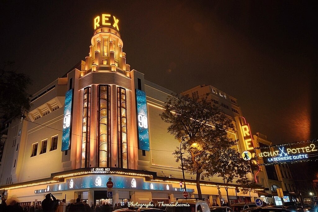 Le Grand Rex – Situado em Paris, França, foi aberto em 8 de dezembro de 1932. Ainda está em operação e se destaca por seu design Art Déco e por ser a maior sala de cinema da Europa. - Thomas Laconis / commons.wikimedia