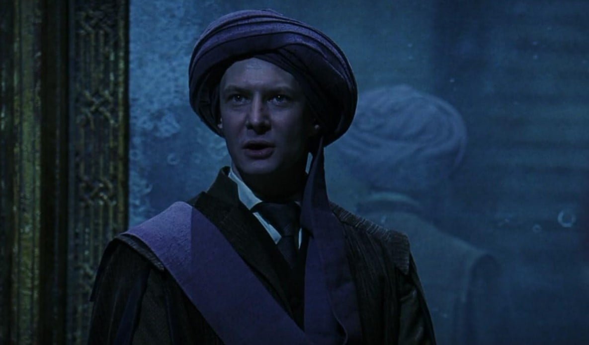 Quirino Quirrell (Ian Hart) – Professor de Defesa Contra as Artes das Trevas no primeiro ano. Inseguro e aparentemente inofensivo, é revelado como um aliado de Voldemort, abrigando-o em sua própria cabeça.
