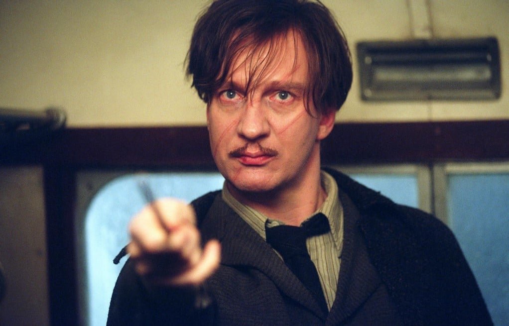 Remo Lupin (David Thewlis) – Professor de Defesa Contra as Artes das Trevas no terceiro ano de Harry. Gentil e competente, ensina feitiços úteis aos alunos, mas enfrenta o preconceito por ser um lobisomem.
