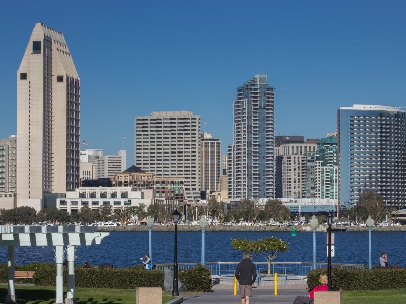 San Diego (Estados Unidos) – 1.307.402 habitantes. Localizada na Califórnia, próxima à fronteira com o México, San Diego é conhecida por suas praias e clima ameno. O Zoológico de San Diego, renomado mundialmente, e o Parque Balboa, com museus e jardins, são atrações populares. O bairro de Gaslamp Quarter oferece vida noturna vibrante.