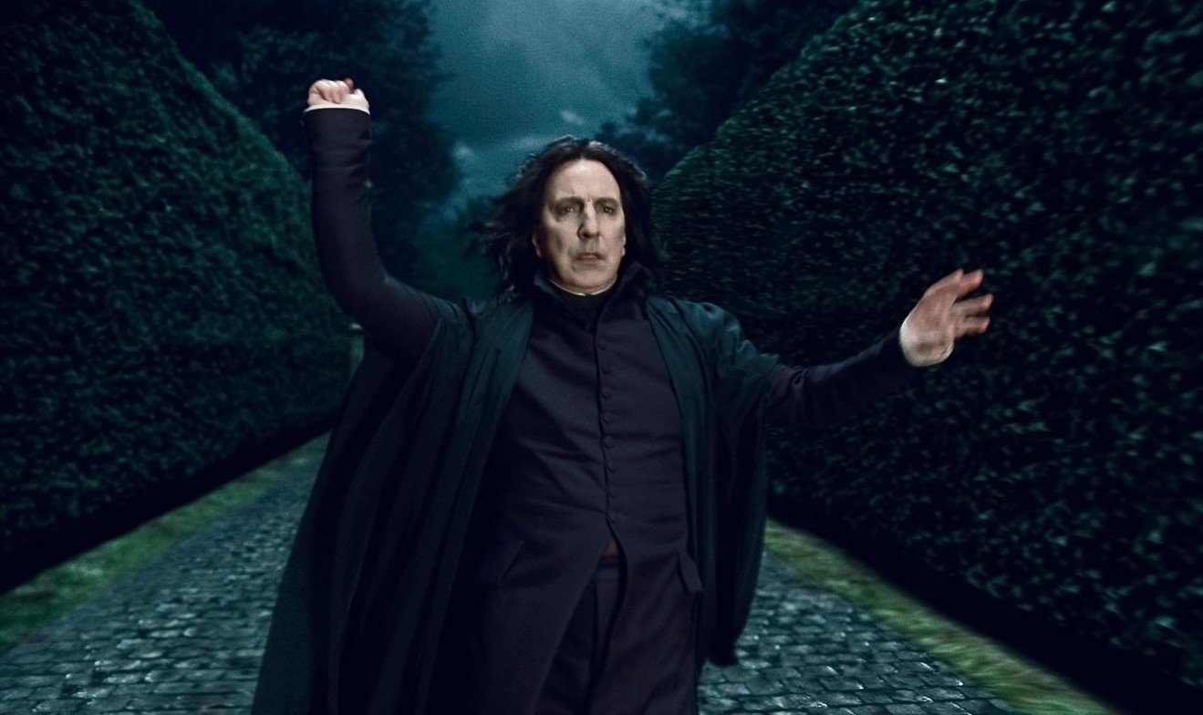 Severo Snape (Alan Rickman) – Professor de Poções e, posteriormente, de Defesa Contra as Artes das Trevas. Rígido e enigmático, esconde sua lealdade até o final da saga, sendo um dos personagens mais complexos.