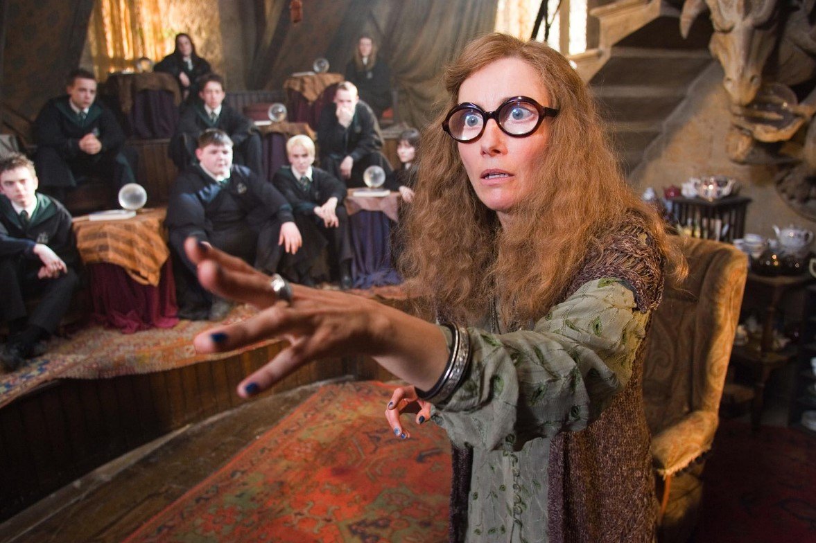 Sibila Trelawney (Emma Thompson) – Professora de Adivinhação excêntrica e dramática. Apesar de suas previsões duvidosas, é responsável pela profecia que liga Harry e Voldemort.
