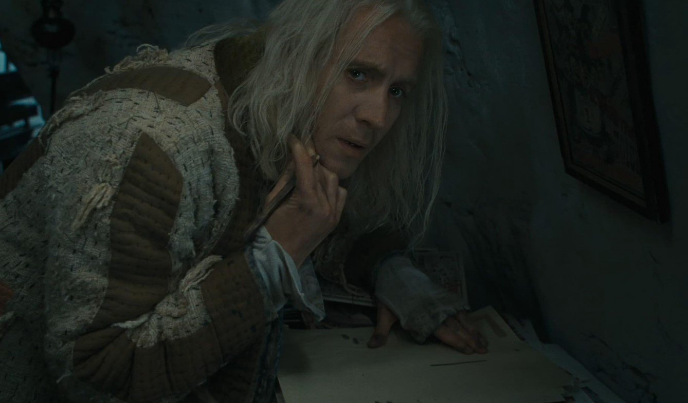 Xenofílio Lovegood (Rhys Ifans) – Pai de Luna e editor do Pasquim. Excêntrico e adepto de teorias conspiratórias, fornece informações valiosas a Harry, mas também cede à pressão dos Comensais da Morte.
