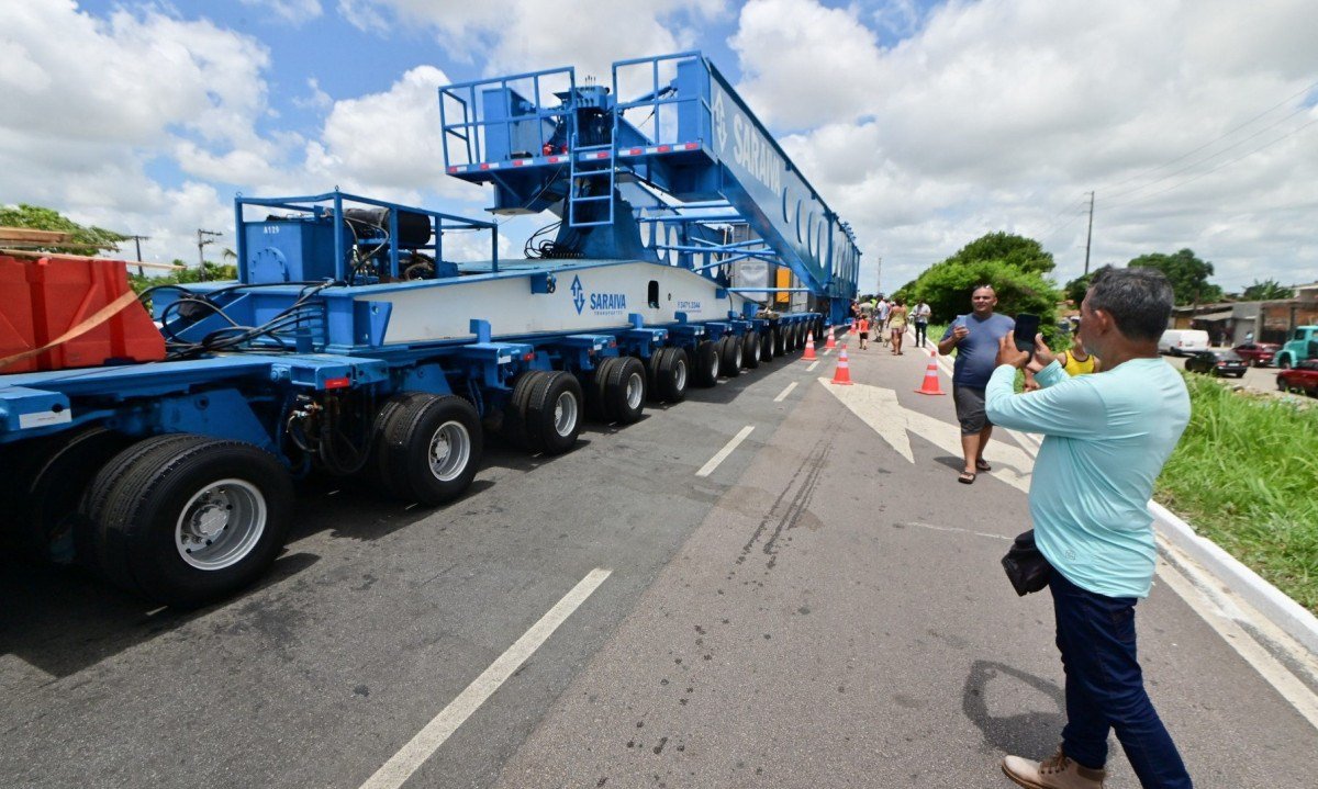 Pessoas tiram fotos com a carreta ao fundo para registrar a passagem do comboio por Pernambuco
       -  (crédito:   JOSEMAR GONÇALVES/Agencia Enquadrar/Folhapress)