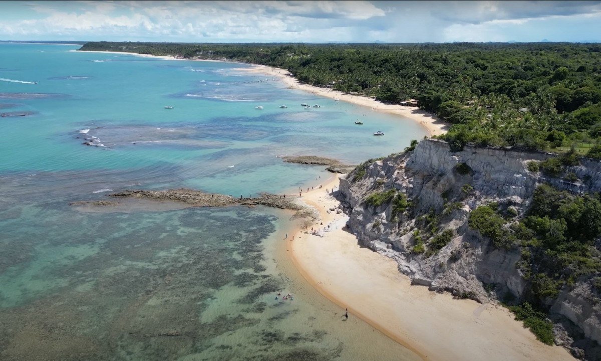 Praia do Espelho (BA): Localizada em Trancoso, tem mar calmo, &aacute;guas cristalinas e piscinas naturais na mar&eacute; baixa, sendo perfeita para fam&iacute;lias e casais.
