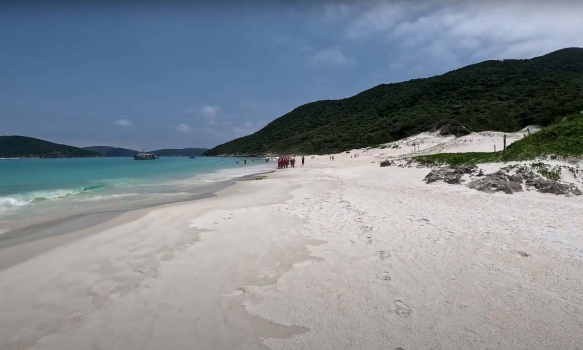 Praia do Farol (RJ): Situada em Arraial do Cabo, tem águas cristalinas e tranquilas, protegidas por uma enseada que reduz o impacto das ondas. - (crédito: Reprodução Youtube)