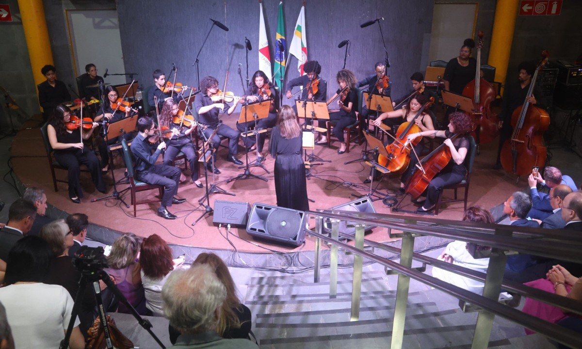 Parte dos participantes do Programa de Forma&ccedil;&atilde;o Continuada Orquestra Jovem e Coral Infantojuvenil do TJMG se apresentaram no teatro de arena do Rainha da Sucata nesta sexta-feira (21/3)
 -  (crédito: Marcos Vieira /EM/DA. Press. Brasil. Belo Horizonte - MG)