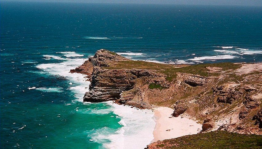 Cabo da Boa Esperança (África do Sul) – Descoberto em 1488 pelo navegador português Bartolomeu Dias, foi crucial para a navegação entre Europa e Ásia. Embora muitos pensem que é o ponto mais ao sul da África (esse título pertence ao Cabo Agulhas), ele tem grande valor histórico e oferece vistas espetaculares dentro do Parque Nacional da Table Mountain.