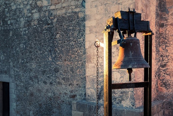 Rezava a lenda que um barulho de sino, pertence à igreja, era ouvido na região. 