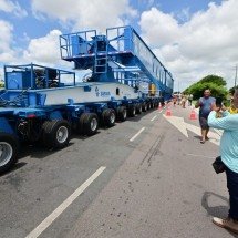 Multidão faz festa para comboio com gerador de energia eólica na Paraíba -   JOSEMAR GONÇALVES/Agencia Enquadrar/Folhapress