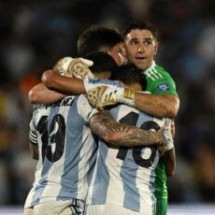 Argentina bate Uruguai e precisa apenas empatar com Brasil para ir à Copa