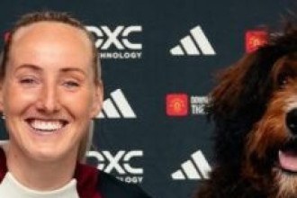 Atleta renova contrato com clube ao lado de cachorro e viraliza