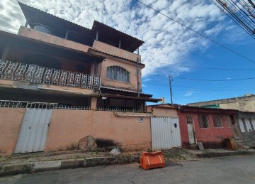 Casas da Rua Cesena, no Bairro Primeiro de Maio, na Região Norte de BH, foram interditadas pela Defesa Civil há mais de um mês -  (crédito: Jair Amaral/EM/DA Press)
