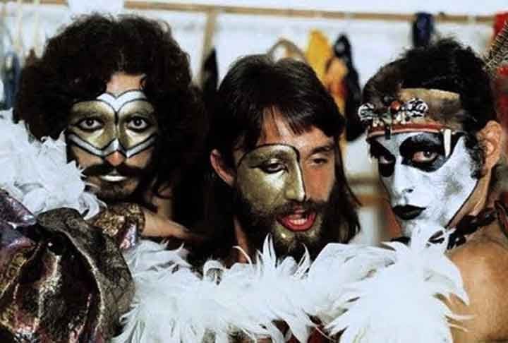 O Secos e Molhados, liderado pelo músico e produtor de origem portuguesa João Ricardo, teve em sua formação mais famosa Ney Matogrosso e também Gerson Conrad.  Em 1973, a banda dominou as paradas musicais do Brasil com o álbum homônimo - considerado pela Revista Rolling Stones o quinto melhor da história da música brasileira. 

 - Youtube Canal 
severinohits