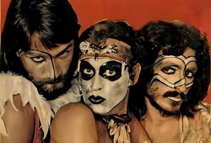 No inÃ­cio da dÃ©cada de 70, jÃ¡ passando dos 30 anos, o cantor entrou na banda Secos e Molhados, onde iniciaria a carreira de sucesso que jÃ¡ dura mais de meio sÃ©culo. 

- reproduÃ§Ã£o da Revista Trip
