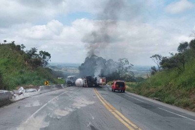Segundo os bombeiros, a carga e a cabine de uma das carretas pegou fogo com a colisão com outra carreta -  (crédito: Corpo de Bombeiros Militar de Minas Gerais/Divulgação)
