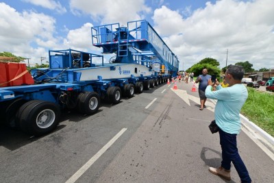 Pessoas tiram fotos com a carreta ao fundo para registrar a passagem do comboio por Pernambuco
       -  (crédito:   JOSEMAR GONÇALVES/Agencia Enquadrar/Folhapress)