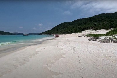 Praia do Farol (RJ): Situada em Arraial do Cabo, tem Ã¡guas cristalinas e tranquilas, protegidas por uma enseada que reduz o impacto das ondas. -  (crédito: ReproduÃ§Ã£o Youtube)