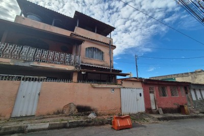 Casas da Rua Cesena, no Bairro Primeiro de Maio, na Região Norte de BH, foram interditadas pela Defesa Civil há mais de um mês -  (crédito: Jair Amaral/EM/DA Press)