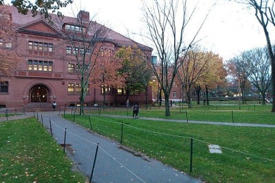 O Índice de Progresso Social -  indicador econômico criado pelo professor Michael Porter, da  Universidade de Harvard (foto), nos EUA, revelou quais são as piores cidades para se viver no Brasil. O estudo se baseia em marcadores sociais e ambientais. Veja as 20 piores cidades, de acordo com essa pesquisa.  -  (crédito: David Adam Kess/Wikimedia Commons)